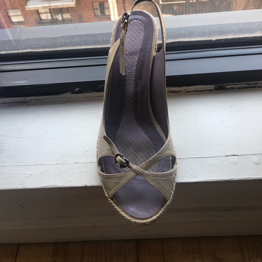 Classic Anya Hindmarch size 40 tan and rope shoe